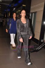 Hema Malini, Esha Deol return from Toronto in Mumbai Airport on 27th June 2011 (79).JPG